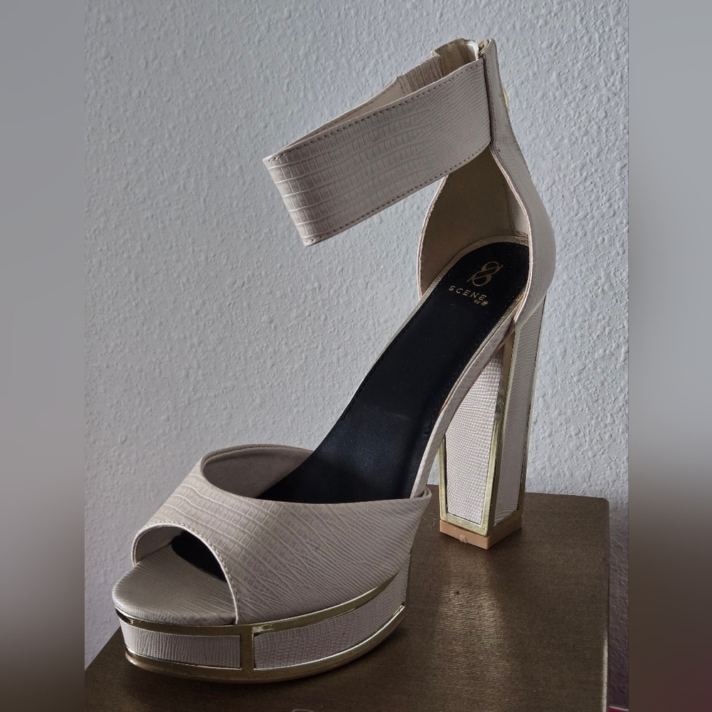 Size 11 Keen in Beige womens heels